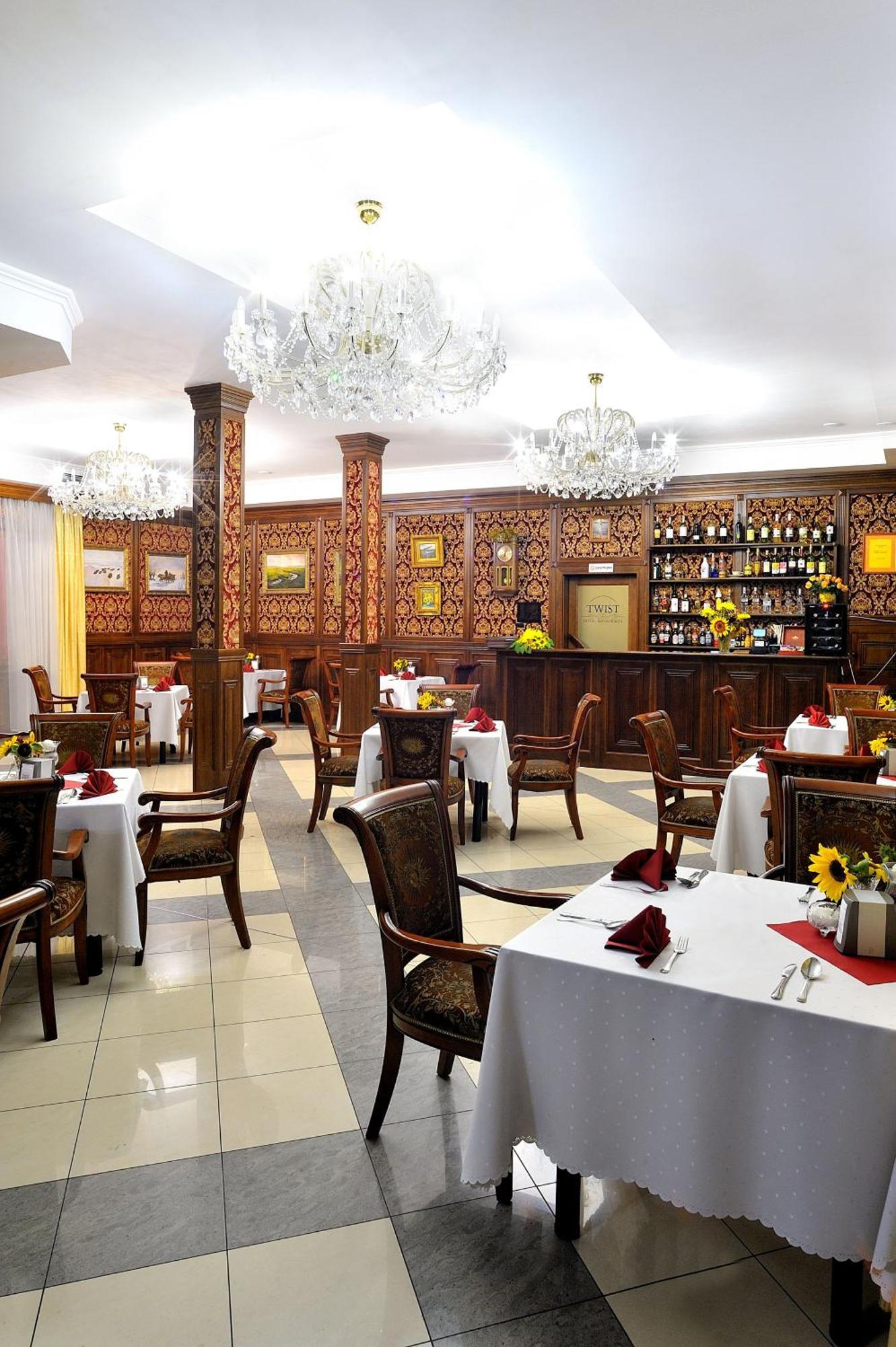 Hotel Restauracja Twist Кросно Екстериор снимка