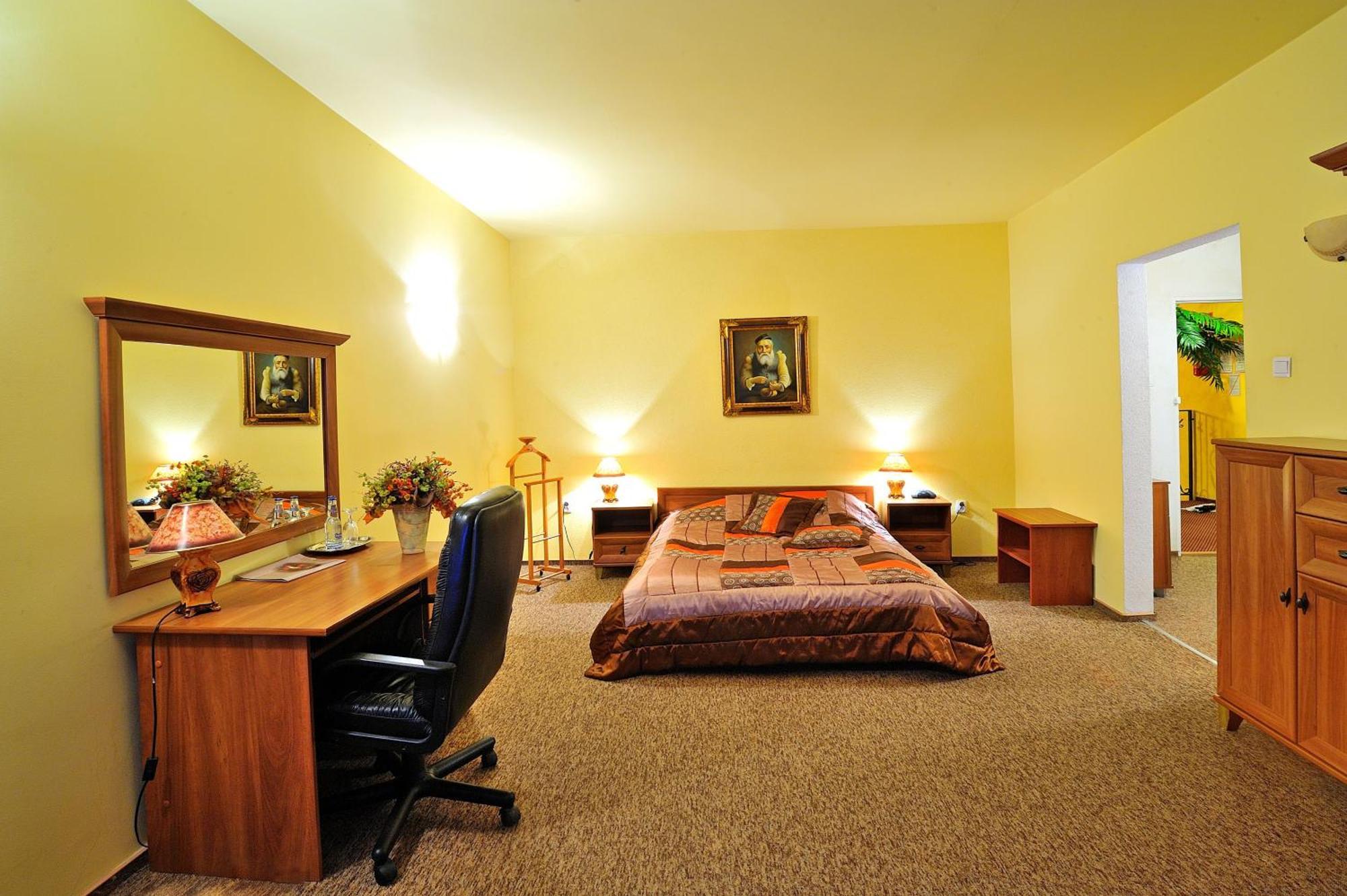 Hotel Restauracja Twist Кросно Екстериор снимка