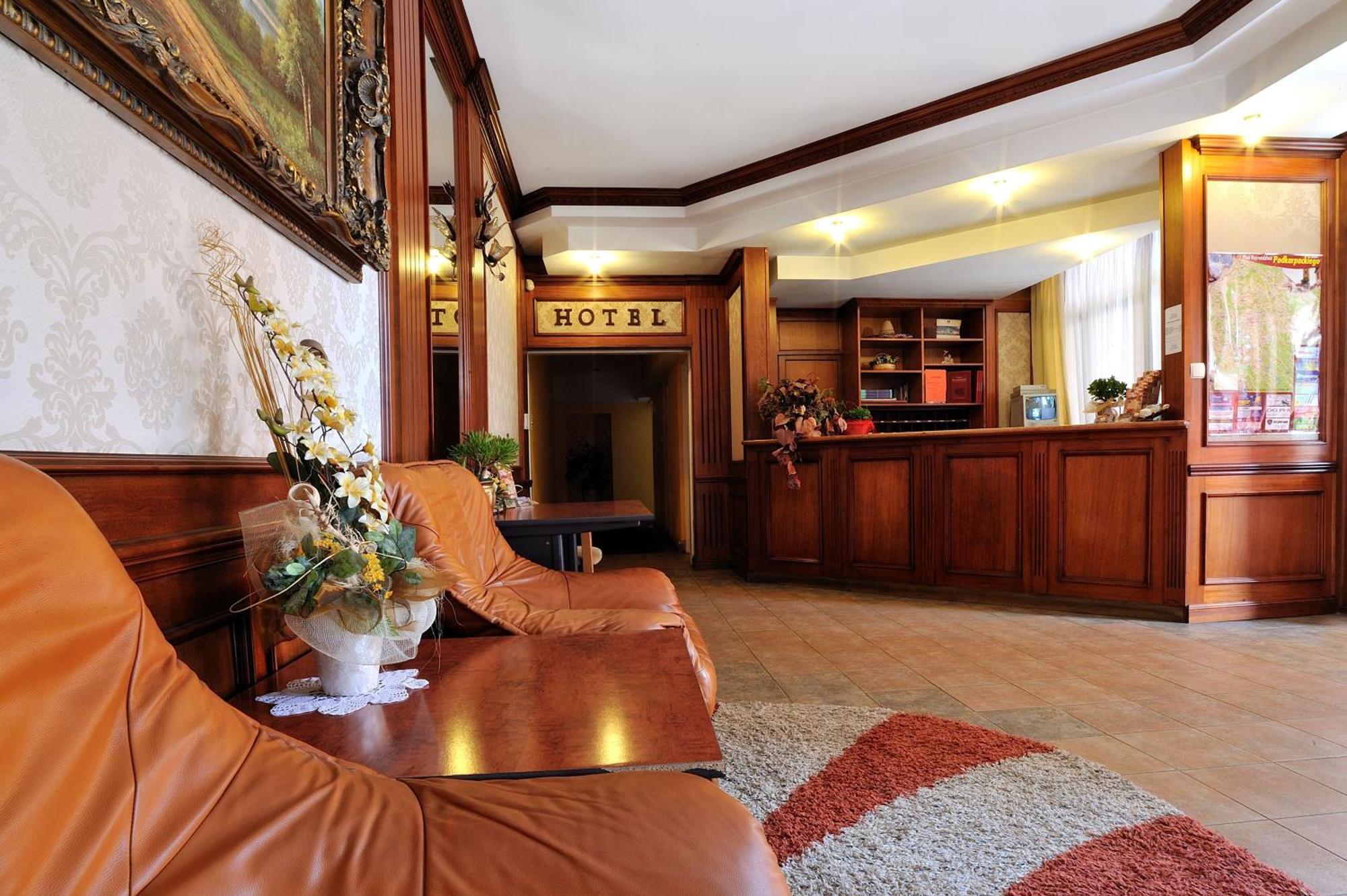 Hotel Restauracja Twist Кросно Екстериор снимка